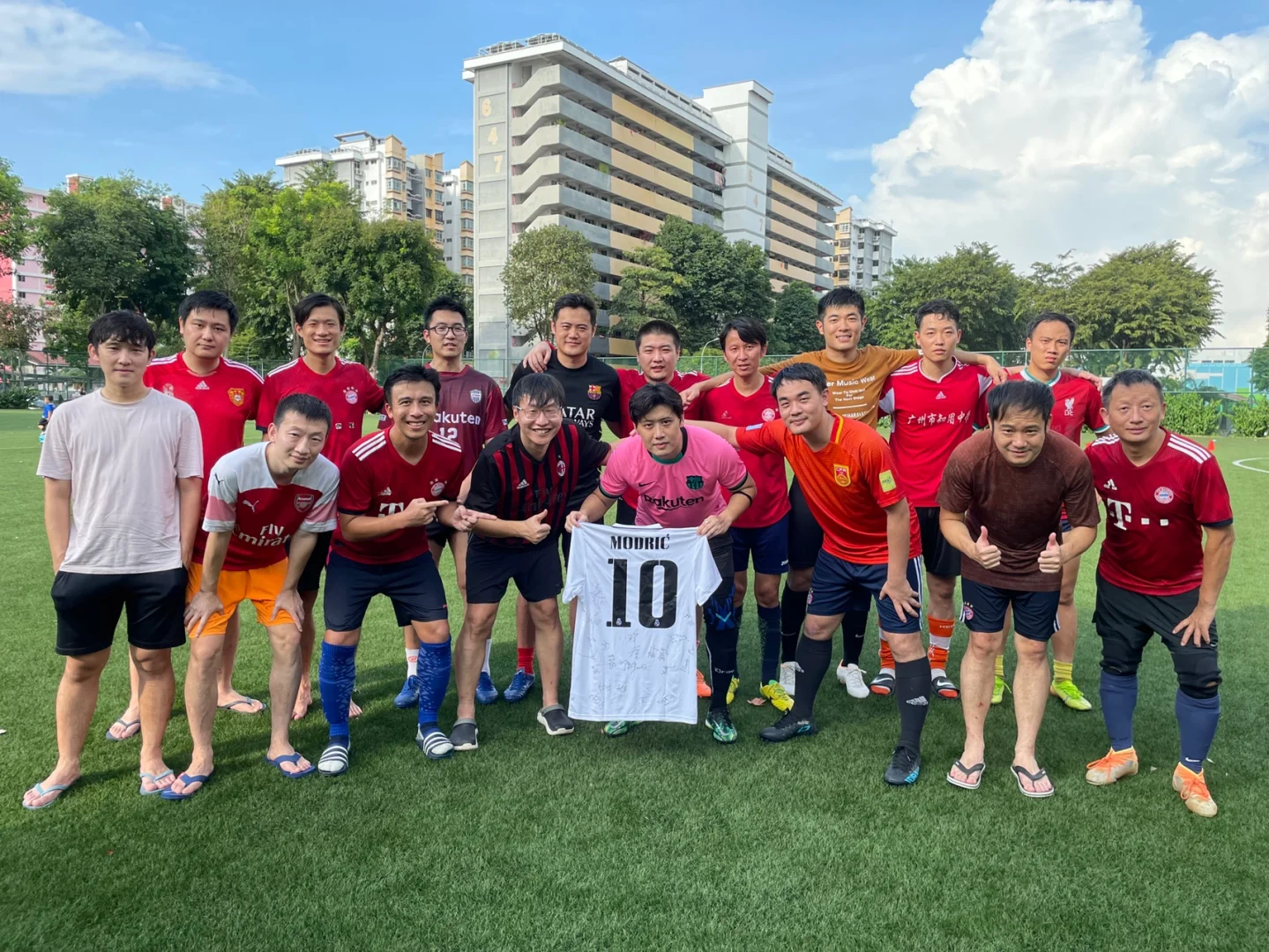 守门员高接低挡，助球队保卫城门